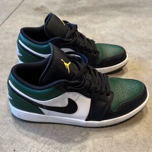 Air Jordan 1 low green toe sneakers